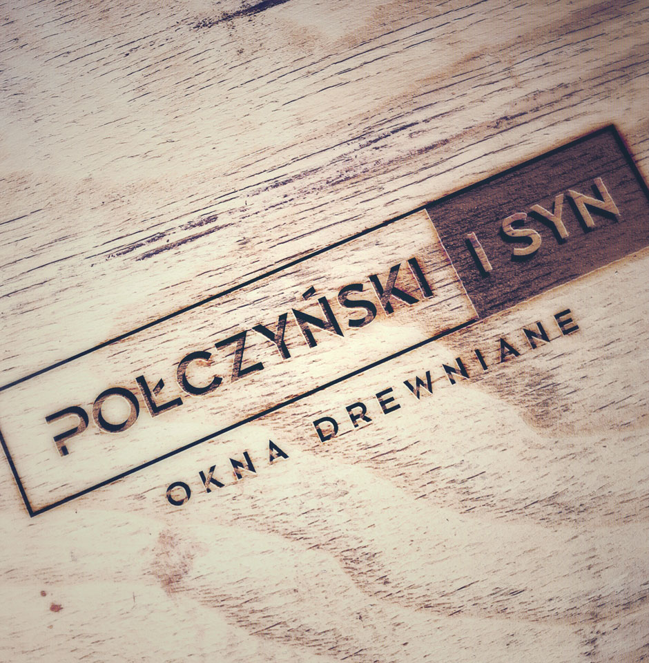 Napis Połczyński i Syn na drewnie